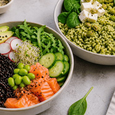 bowl moderna con riso nero e riso verde, ingredienti freschi e naturali, luce morbida, stile editoriale food contemporaneo, atmosfera pulita e minimal, focus su colore e texture del riso, sensazione di alimentazione sana e consapevole