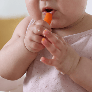 bambina che assaggia carotine baby